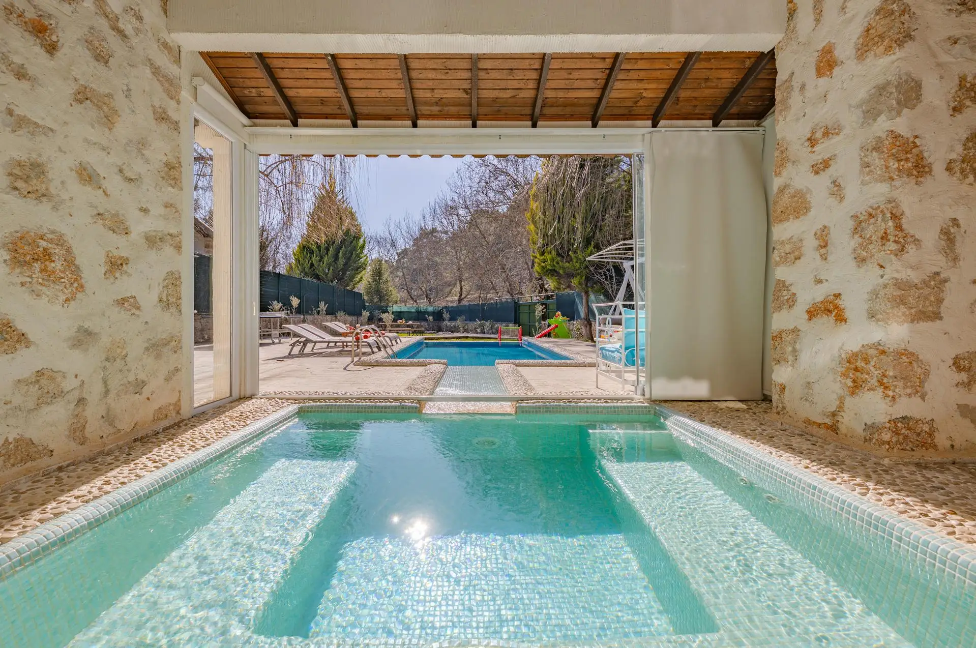 Piscine intérieure d'un spa hôtelier